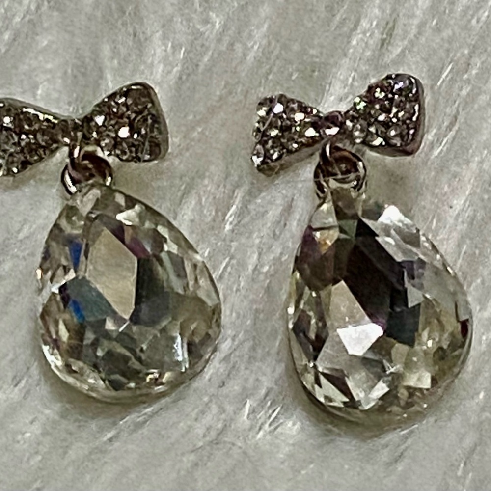 ✨Luxury,Silver Crystal Teardrop Earrings with Bow Design✨✨
